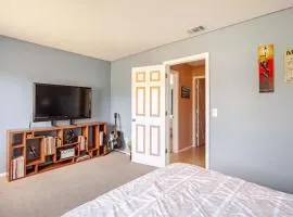 Charming 2 BDR House Close to Beaches & Shopping