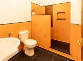 The Colonial Courtyard