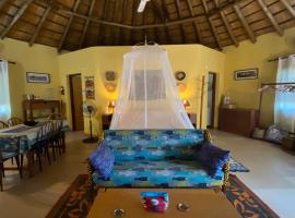 Beautiful traditional style studio, hotel em Maputo