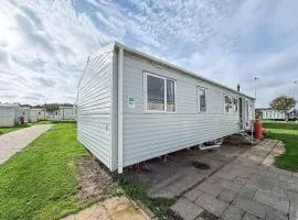 Great Caravan With Central Lounge & Wifi At Broadland Sands, Suffolk Ref 20070Bs