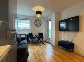 Luxury 1 bedroom Apartment, large balcony with Views Town Centre, hotel in Stevenage