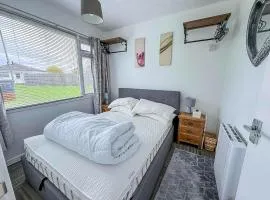 Homely Chalet To Hire In Scratby Nearby The Beach In Norfolk Ref 76166B