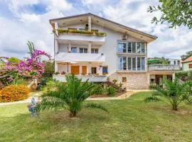 1 Bedroom Lovely Apartment In Banjole
