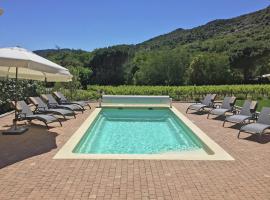 Holiday Home in Le Plan-de-la-Tour with Pool, hotel i Emponse