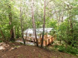 Elegant Copperhill Accommodation Perfect for Luxury Camping in Tennessee – hotel w mieście Copperhill
