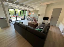 Peace and quiet and green near the lake and the sea! 7 people、Ons Belangのホテル