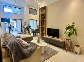Davion House near IKEA KBP by YourHome, hotel in Simpar