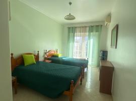 Apartamento para diárias, hotel in Quarteira