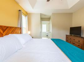 Family & Couples King Suite Home Near Lake Norman State Park & 30 mins from Charlotte, hotel in Troutman