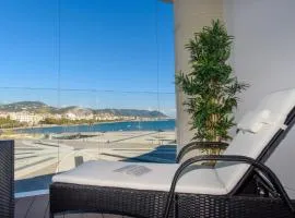 Crescent Luxury Retreat - Seafront Apartments