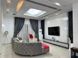 Luxe Haven Apartment Stylish 3BR with PS5, Pool & Wi-Fi