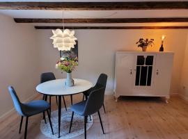 Villa Fuga kælderlejlighed, hotel en Jelling