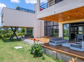 SuCasa Villa located in Maiyan, Nanyuki, hotel con alberca en Nanyuki