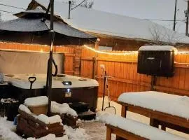 Pet Friendly Suite with Fenced Garden, HotTub, Sauna