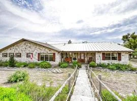 Hill Country Oasis-Deck-BBQ Grill-10 Min to Town!