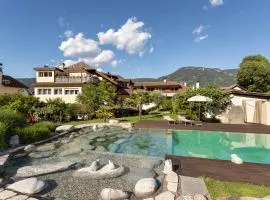 Kreuzwegerhof Nals Historischer Gutshof, Apartments zw Meran und Bozen Südtirol, Naturpool, zentrale Lage