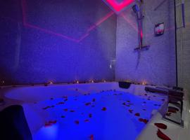 Suite 1 Private Jacuzzi Spa Hot Tub & Sauna、Attercliffeのスパホテル