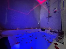 Suite 1 Private Jacuzzi Spa Hot Tub & Sauna