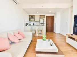 Steps from the Shopping del Sol!