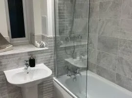 Fabulous 3 bed house close to Lakeside shopping Centre