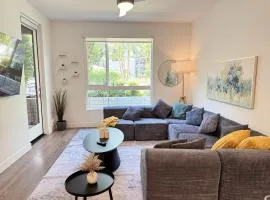Charming 2BR Retreat Pool Gym 10min to Disneyland