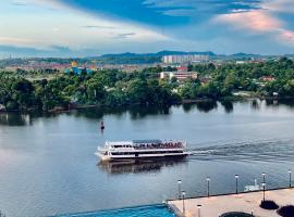 LoFF Suite River View 2 Bedroom at Kuching Riverine Resort, ξενοδοχείο με υδρομασάζ σε Kuching