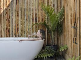 Hot Tub & FIRE PIT! - Your Serene Coastal Getaway, hotel v destinaci Rye