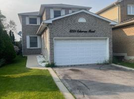 Perfect Friends & Family Getaway - Spacious 3BR with Backyard，位于米西索加的酒店