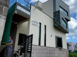 Private room in a residential area, hotel em Hospet