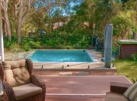 Stunning Modern Queenslander, steps to Lake