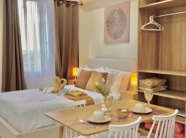 Luxe Bed Free Wi-Fi Netflix Pool Gym Near Airport and Mactan Newtown, hotel in Punta Engaño