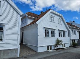 Family-Friendly House in Mandal Old Town with 13 Beds, hotel i Mandal