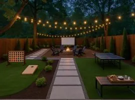 NEW Mercedes Benz Escape with Outdoor Theater & Bikes Minutes to Downtown & Top Attractions