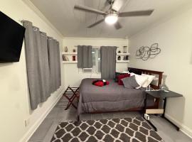 Short Walk to Raymond James Stadium, hotel in Tampa