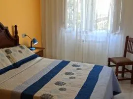 Apartamento con balcón al lado de la iglesia