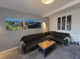 Spacious 4 Bedroom Flat, Contractors welcome, Parking, Wifi