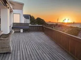 Serene Villa, Britannia Bay overlooking the beach