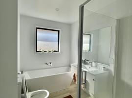 Room and Private Bathroom in Woodend，位于Woodend的民宿