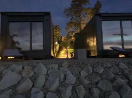 Casa Slarku - Luxury Container Houses, hotelli, jossa on pys&auml;k&ouml;intimahdollisuus kohteessa Miskolc