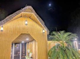 Rajwada Rooms, Restaurant & Banquet, ξενοδοχείο σε Λάκναου