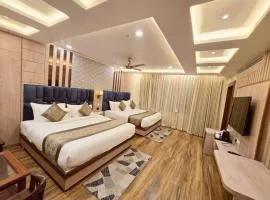 HOTEL - THE COMFORT ELITE - MANTAAVYAAINNVARANASI - PREMIUM - Near The Holy Kashi Vishwanath Temple !! Free Wi-Fi & Parking Facilities - Fully Air Conditioned And Spacious Room In Prime Location In Varanasi