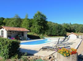 Romantic tower with roof terrace and plenty of privacy and use heated pool, holiday home in Roussines
