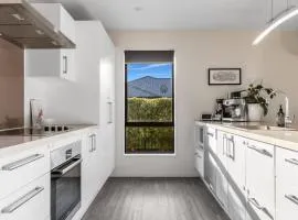 Queen Bed with Private Bath TV kitchen access and one Parking