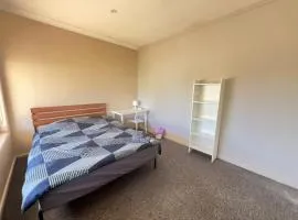 Queen Room Close to Train Station and Shops - PH2