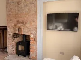 Beautiful Margate Retreat with Log burner, Garden, minutes to beach