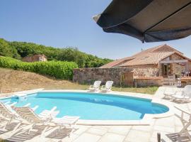 Holiday Home in Roussines with Private Pool, hôtel à Roussines