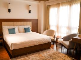 The 33rd Executive Suites، فندق في تيمفو