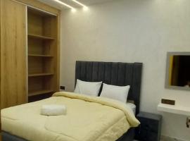 Maison confortable Familiale au plein milieu d'Oujda, bien &eacute;quip&eacute;e et s&eacute;curis&eacute;e avec 2 chambres et salon moderne et un garage pour le v&eacute;hicule, cuisine et un douche moderne et une toilette marocaine, seoska kuća u gradu Oujda