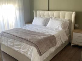 Spacious apartment with balcony, hotel in Yzberish