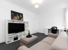 Centrally Located Flat Sleeps 4 King and Sofabed